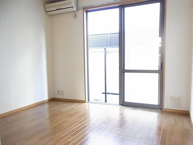 居室・リビング　南向きの明るいお部屋です