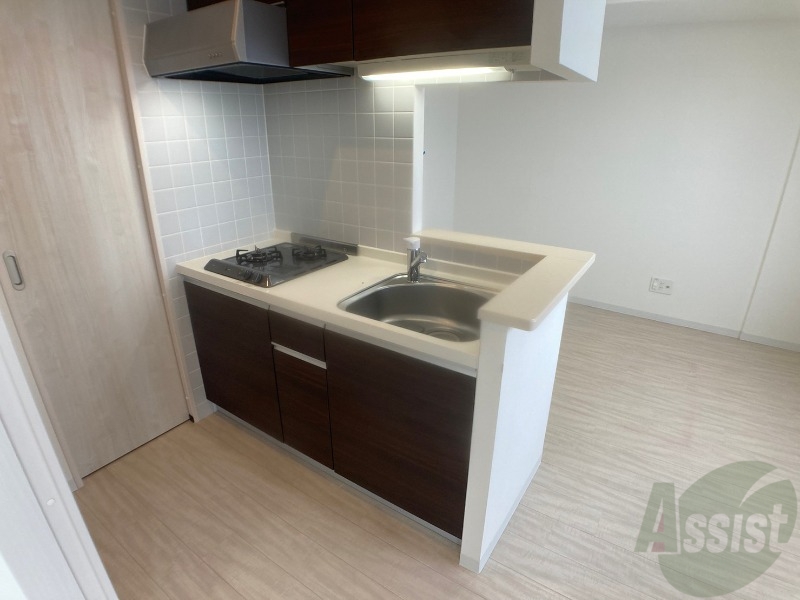 キッチン　キッチン後ろには冷蔵庫を置けるスペースがありますね。