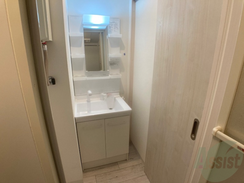 洗面設備　シャンプードレッサー。身支度はここでばっちりですね。