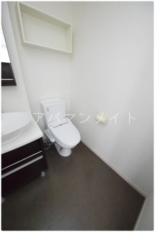 トイレ　落ち着いた色調のトイレです