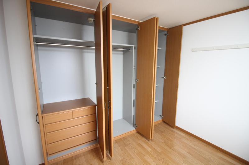 収納　西側洋室6.1帖にある収納スペース