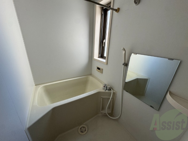 バス・シャワールーム　浴室は広めなのでゆったり落ち着けそうですね。