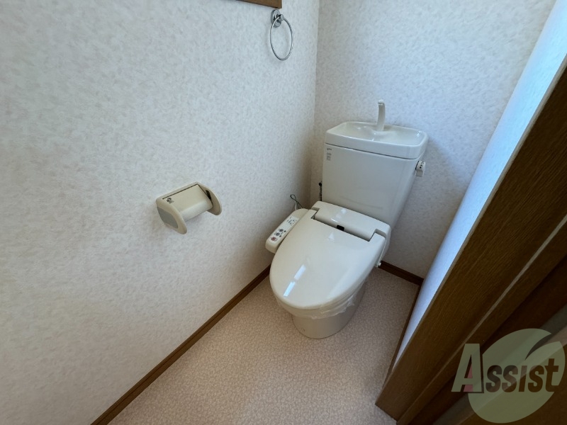 トイレ　トイレはウォシュレット機能付きです。安心して使用できますね。