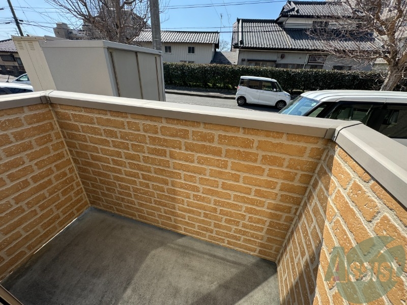 バルコニー　バルコニーは洗濯物を干すのに十分な広さがありますね。