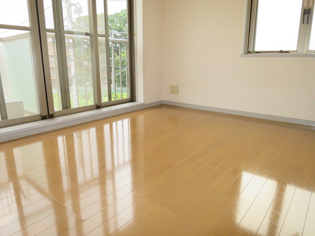 居室・リビング　ご覧ください！居室には心地好い陽が差し込んでまいります◎