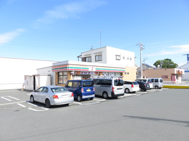 コンビニ　セブンイレブン（コンビニ）まで324m
