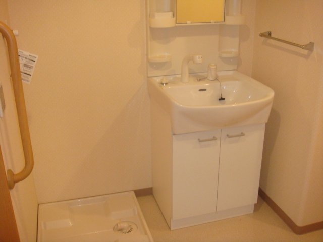 洗面設備　独立洗面台、朝の身支度には欠かせません