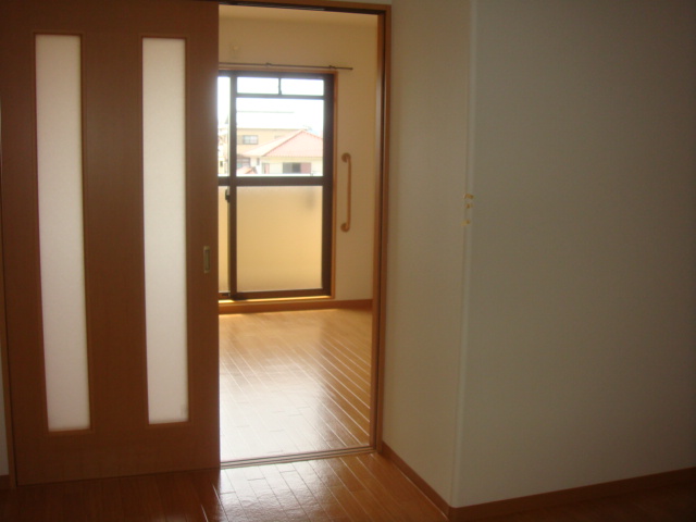 居室・リビング　落ち着いた色調の洋室です