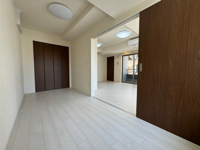 その他部屋・スペース　落ち着いた色調の寝室です