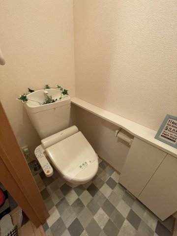 トイレ　温水洗浄便座付きのトイレです。
