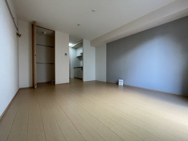 居室・リビング　デザインクロスがアクセントの内装です