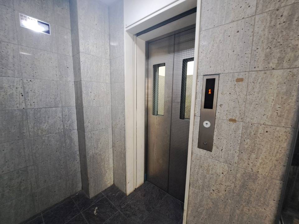 エントランス　エレベーター