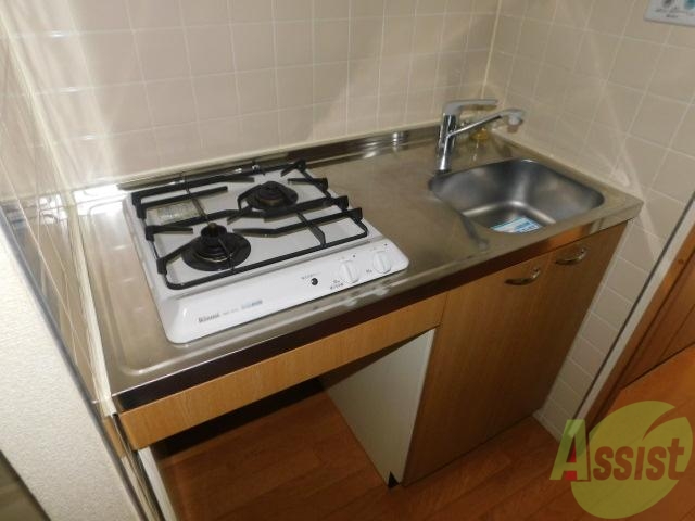 キッチン　２口ガスコンロ付きのシステムキッチンです。一人暮らしなら十分