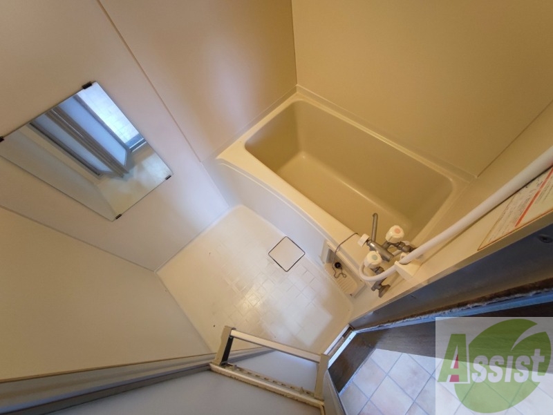 バス・シャワールーム　ユニットバスです。疲れを癒すのに欠かせませんね！