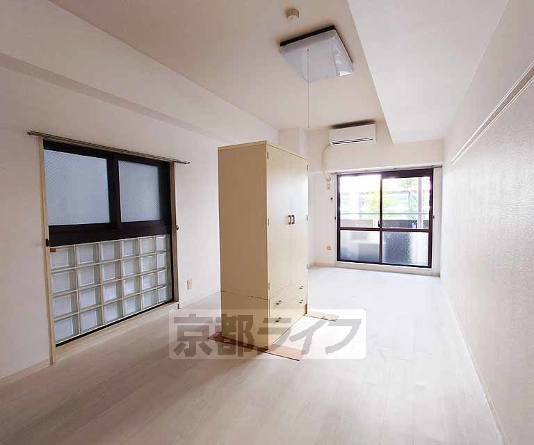 居室・リビング　広い洋室