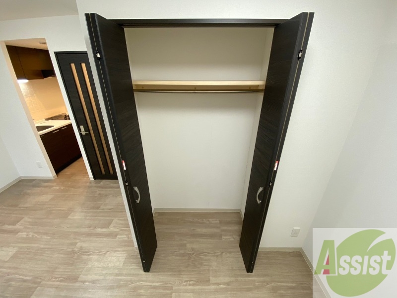 収納　こちらの収納にはハンガーをかけて服もしまえますね。