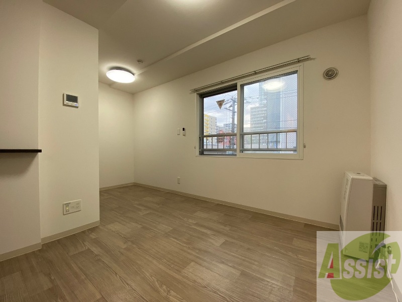 居室・リビング　リビングです。木目のフローリングが落ち着きますね。