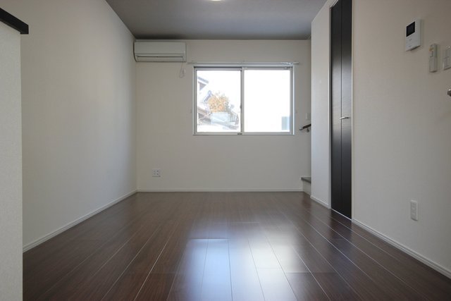 居室・リビング　０００２号室の写真のため反転しています