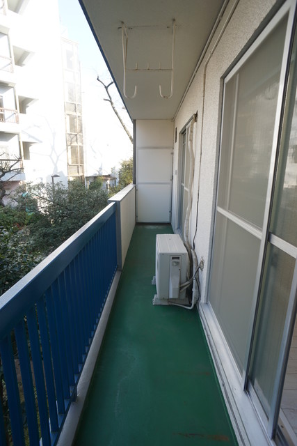 バルコニー　広々していると洗濯物を綺麗に並べられるので乾きやすそう！