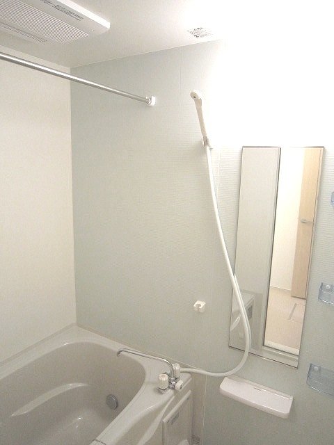 バス・シャワールーム　浴室乾燥機付き♪
