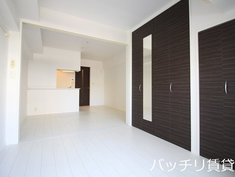 居室・リビング　別号室写真の為、現況を優先致します。