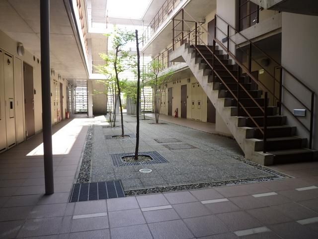エントランス　ゆとりある敷地内に中庭