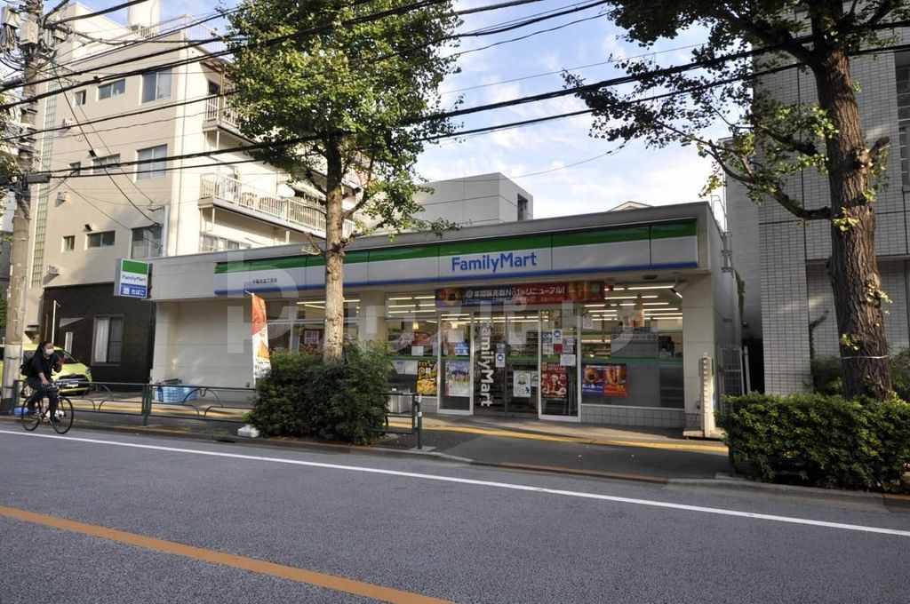 コンビニ　ファミリーマート千駄木5丁目店（コンビニ）まで660m