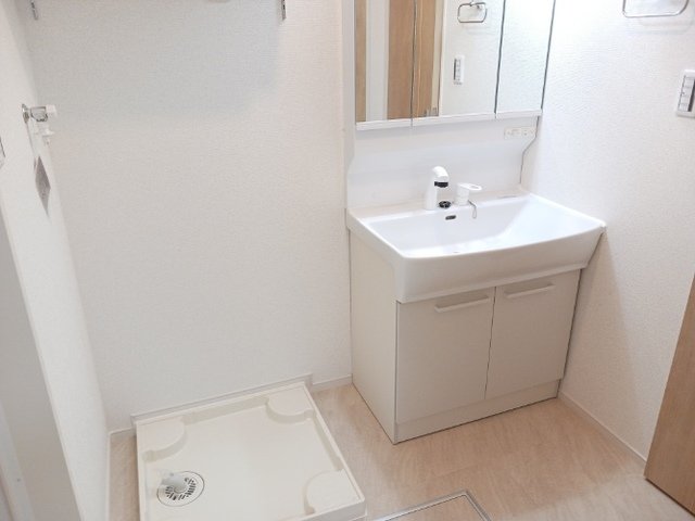 洗面設備　明るい洗面所です