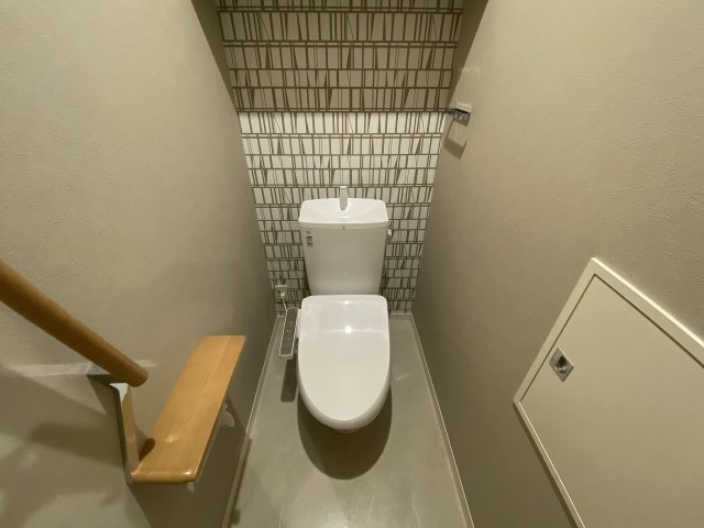 トイレ　人気のシャワートイレ！バス・トイレ別です♪