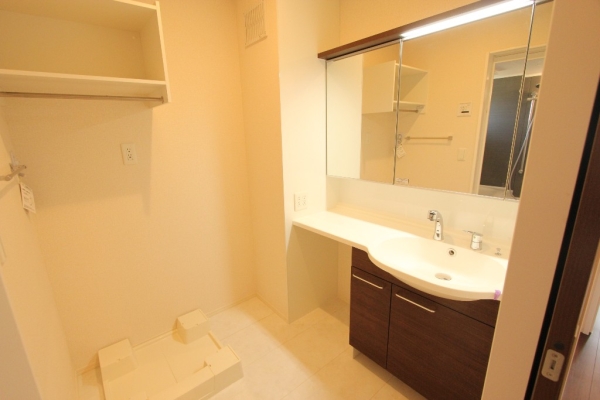 洗面設備　独立洗面台で朝の準備も快適です♪