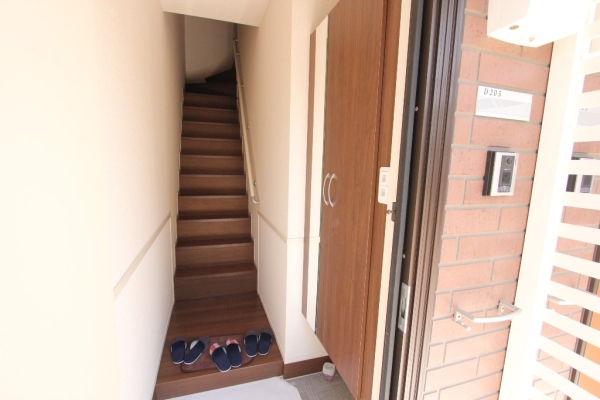 玄関　入ってすぐに内階段あります