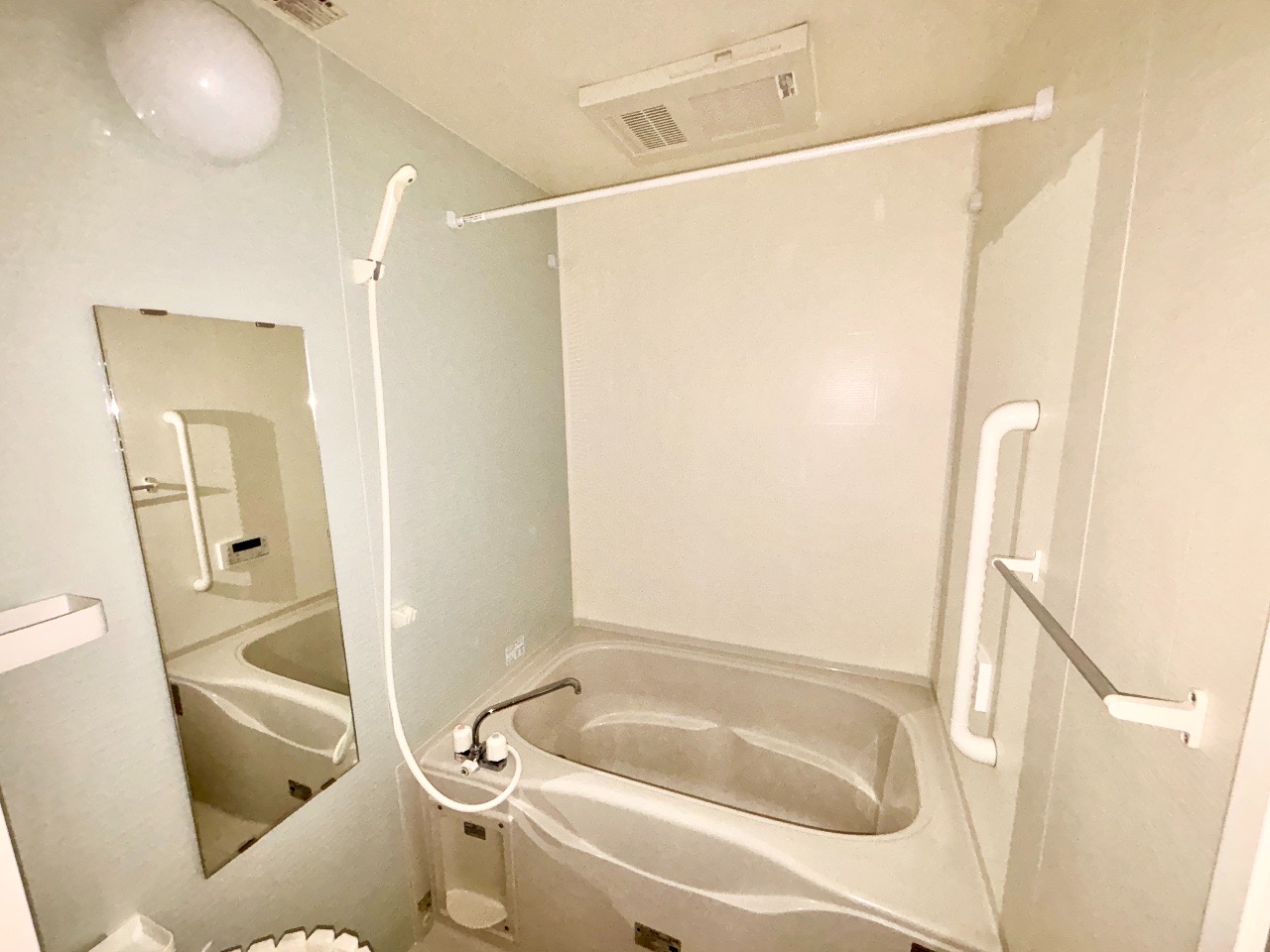 バス・シャワールーム　お風呂部分・追い炊き＆浴室乾燥機能付きです◎