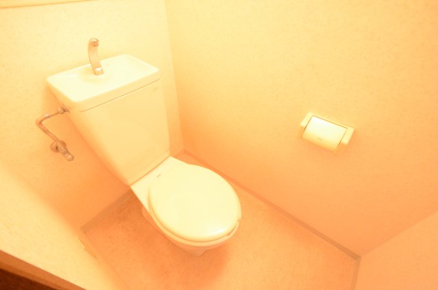 トイレ　温水洗浄便座付きのトイレです♪