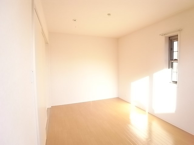 その他部屋・スペース　開放的な寝室です