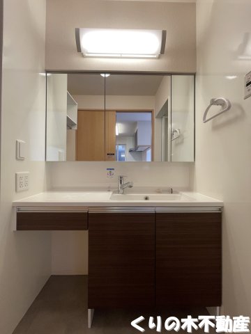 洗面設備　反転タイプのお部屋です（現況を優先します）