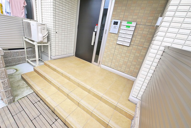 エントランス　オートロック付きで安心です。