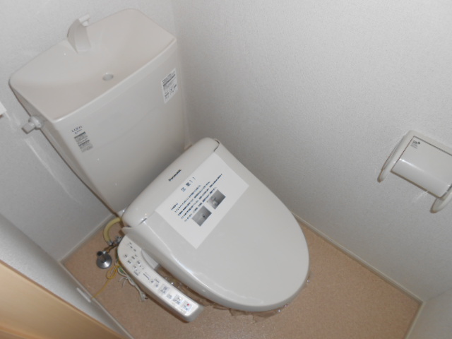 トイレ　温水洗浄便座完備・小物収納棚あり