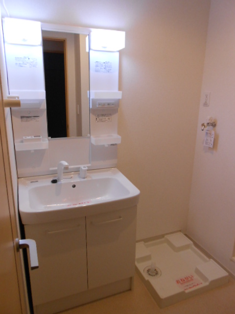 洗面設備　シャワー付洗面化粧台・屋内洗濯機置場完備