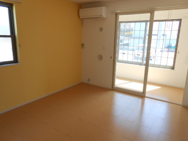 居室・リビング　南面リビング（エアコン完備）・東面に換気採光窓有り