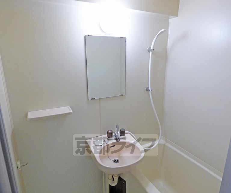 洗面設備　綺麗な洗面台です。