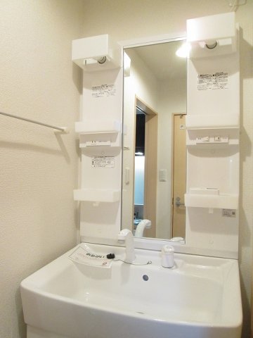 洗面設備　明るい洗面所です