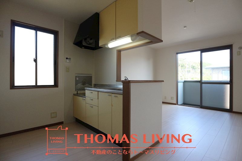 キッチン　キッチン側に窓があるので、料理の際の換気も困りません。