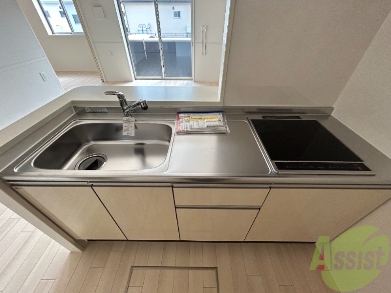 キッチン　キッチンは作業台もあり広めなので使いやすそうですね。