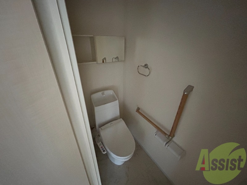 トイレ　トイレはウォシュレット機能付きです。安心して使用できますね。