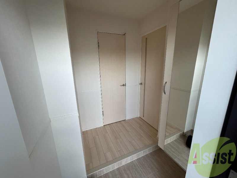 玄関　玄関からの様子です。すぐ部屋が見えないのは安心ですね。