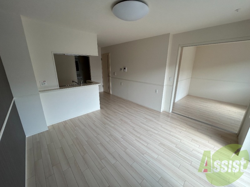 居室・リビング　１１．８帖のＬＤＫです。広々としてきれいですね。