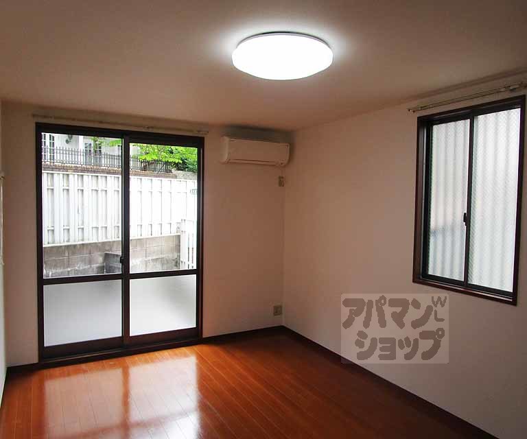 居室・リビング　１０１号室の写真です。