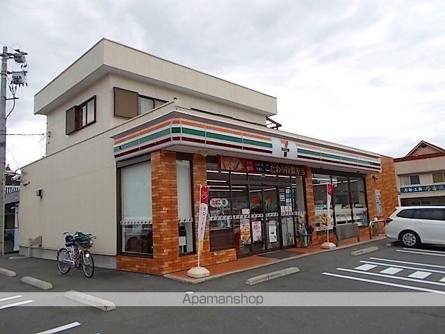 コンビニ　セブンイレブン井原上出部町店（コンビニ）まで600m