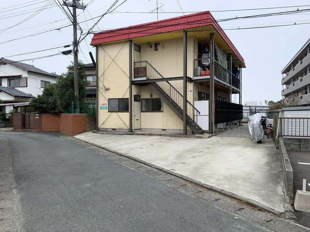 建物外観　駐車場はコンクリートです。