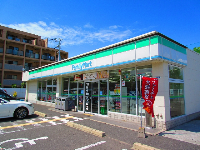 コンビニ　ファミリーマート 小浦貝塚市役所前店（コンビニ）まで585m